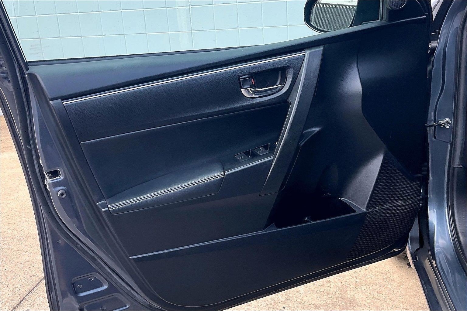 Used 2017 Toyota Corolla XLE FWD image 28