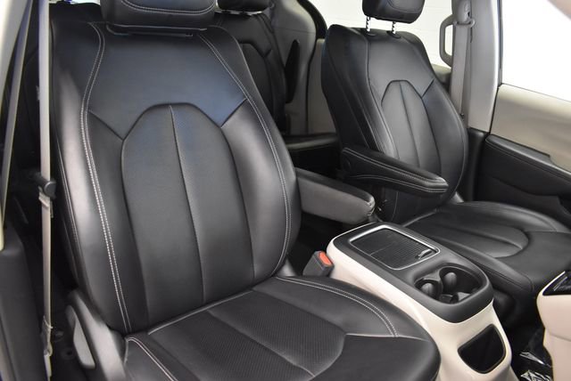 Used 2024 Chrysler Pacifica Touring-L FWD image 6