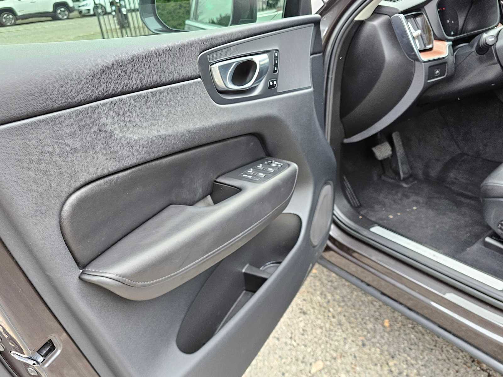 Certified 2023 Volvo XC60 B5 Plus w/ Climate Package image 20