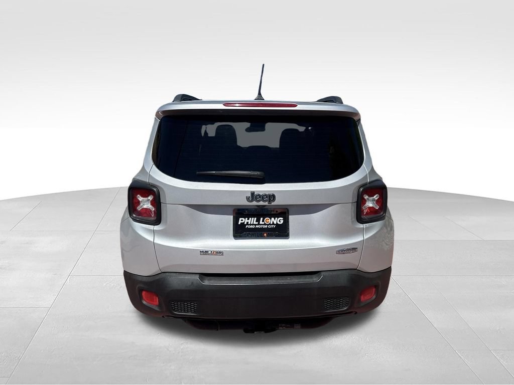 Used 2015 Jeep Renegade Latitude w/ Cold Weather Group FWD image 6