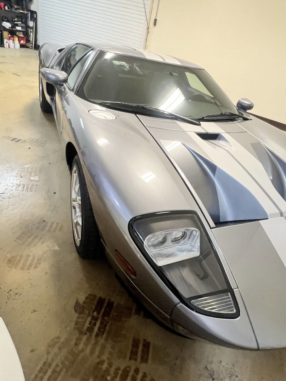 Used 2006 Ford GT RWD image 2