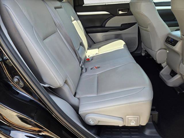 Used 2019 Toyota Highlander XLE image 19