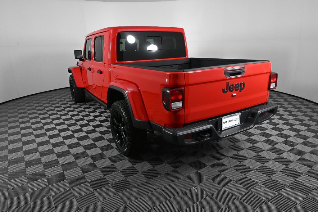 Used 2025 Jeep Gladiator Sport image 3