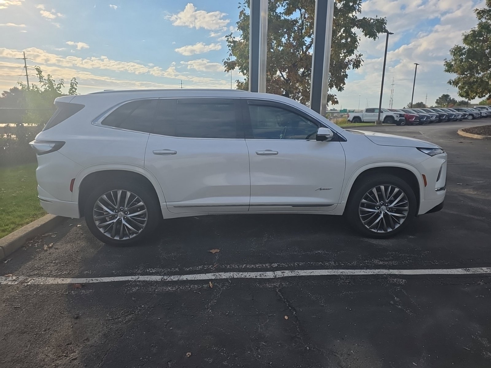 Used 2025 Buick Enclave Avenir FWD image 4