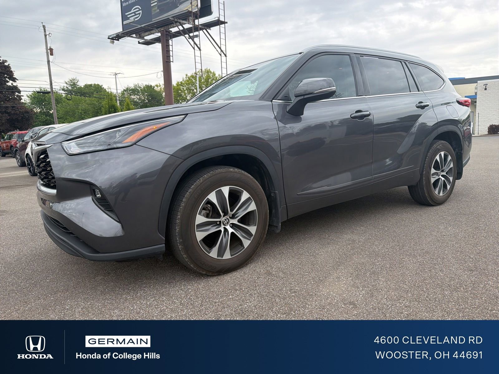 Used 2022 Toyota Highlander XLE AWD/4WD image 1