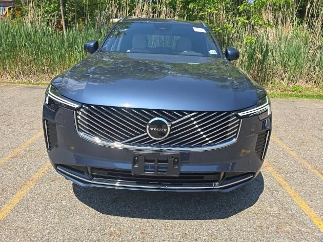 Used 2025 Volvo XC90 B5 Core AWD/4WD image 2