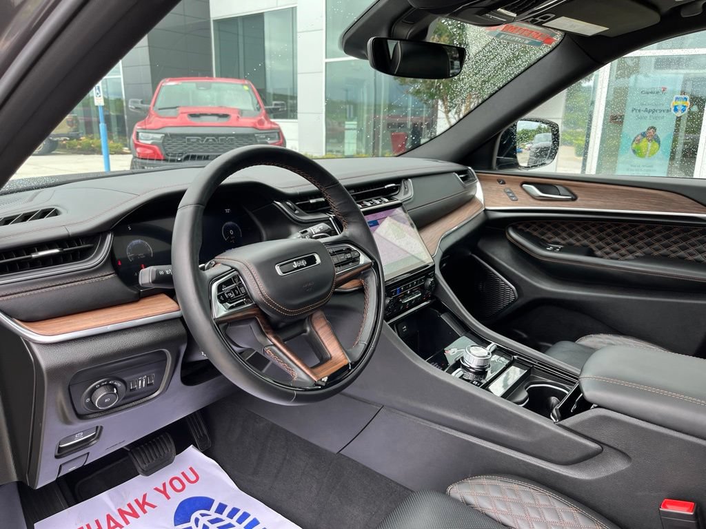 Used 2025 Jeep Grand Cherokee Summit AWD/4WD image 7