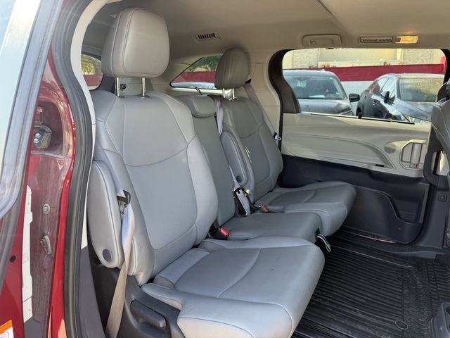 Used 2022 Toyota Sienna XLE FWD image 32