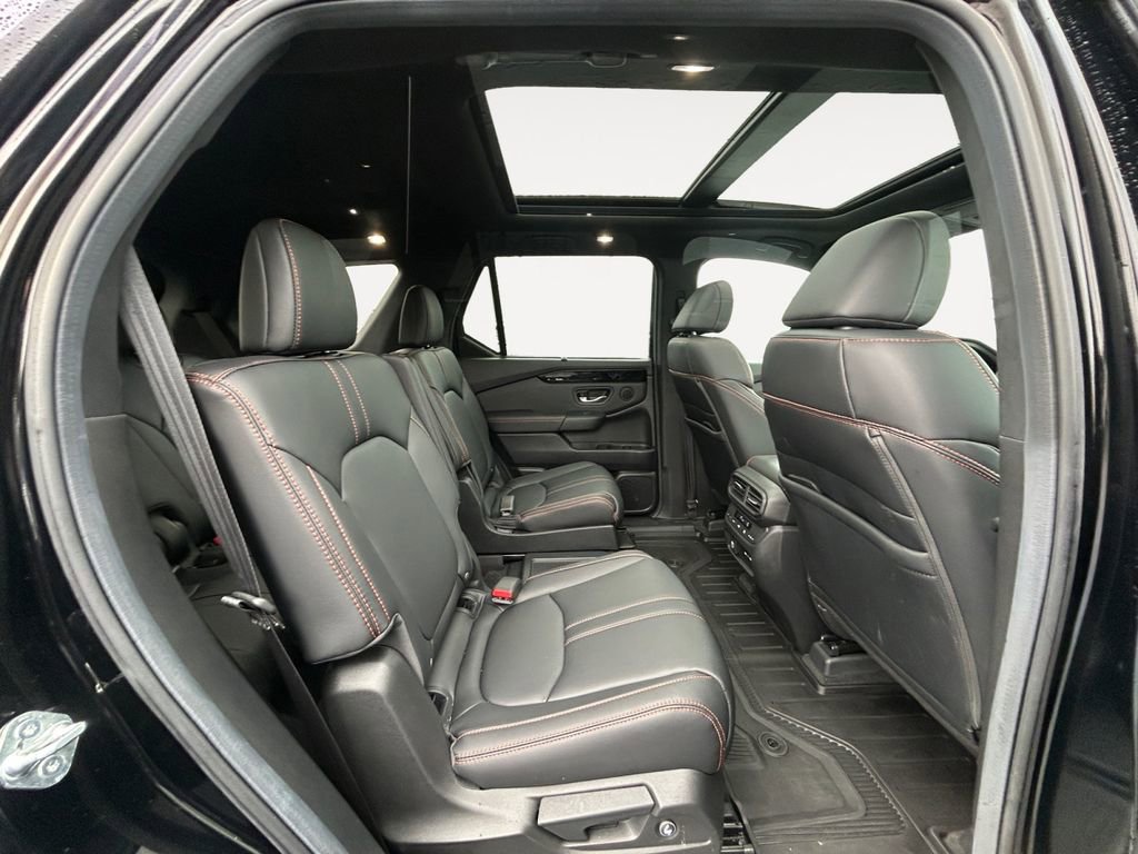 Used 2025 Honda Pilot TrailSport image 11