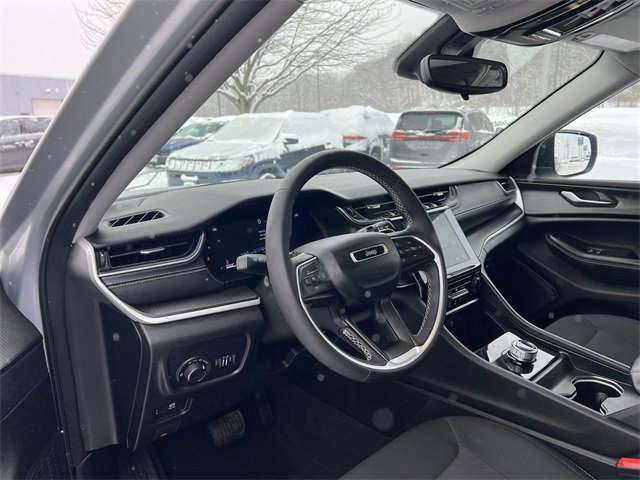 Used 2023 Jeep Grand Cherokee Laredo image 10