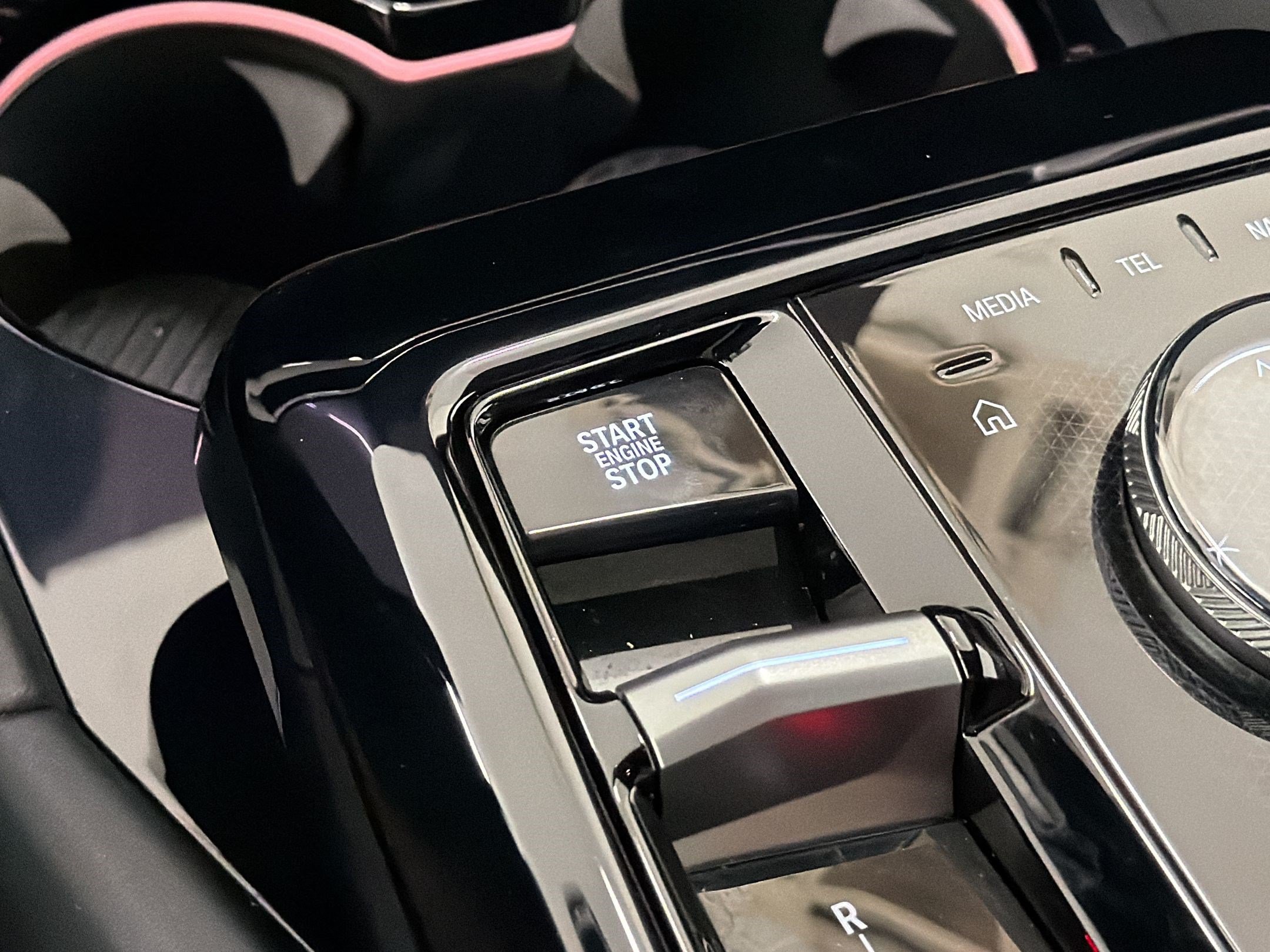 Used 2025 BMW 550e xDrive w/ Premium Package AWD/4WD image 17