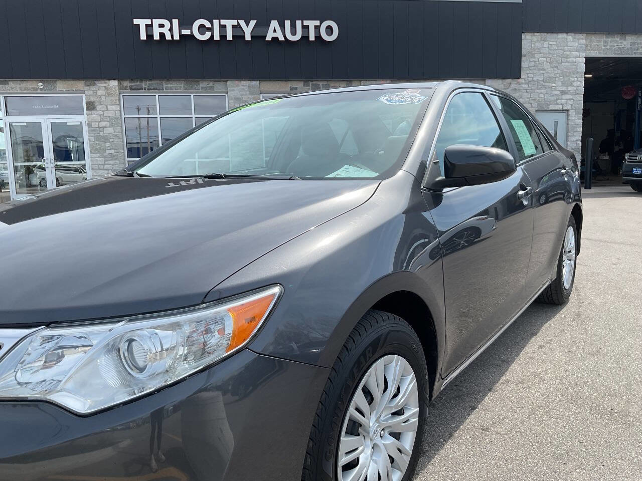 Used 2012 Toyota Camry LE FWD image 2
