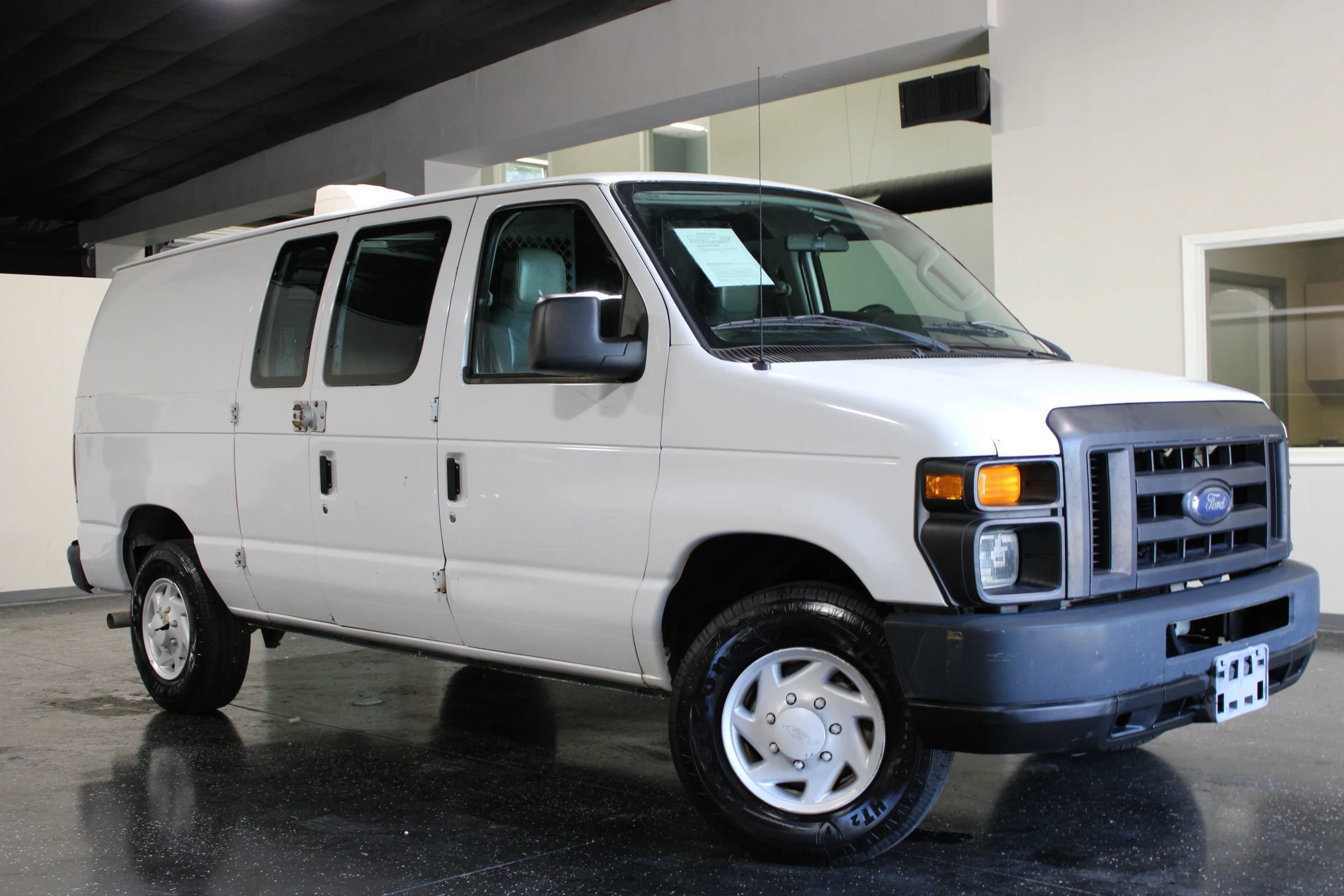 Used 2009 Ford E-350 and Econoline 350 Super Duty RWD image 28