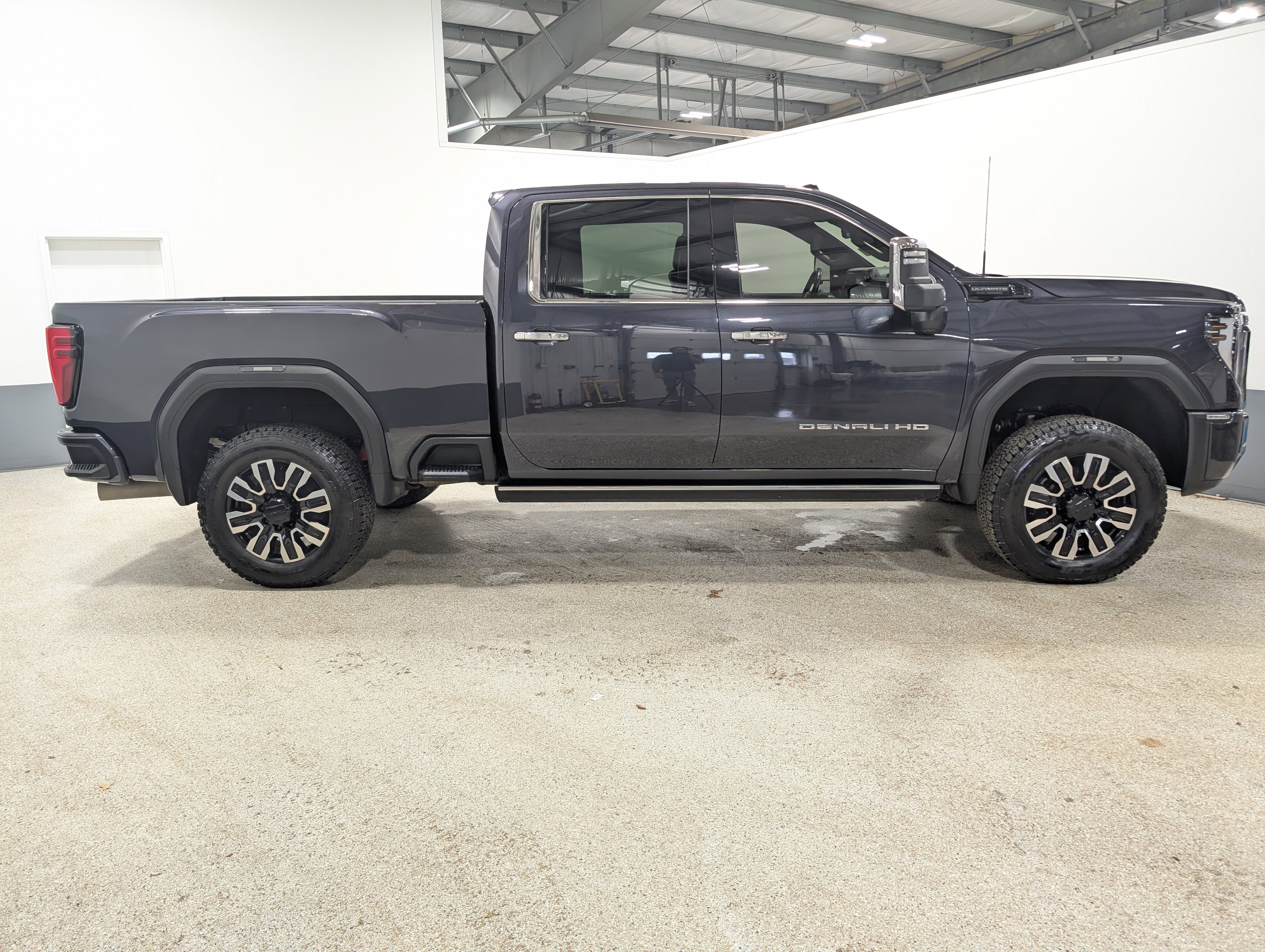 Used 2024 GMC Sierra 3500 Denali Ultimate AWD/4WD image 2