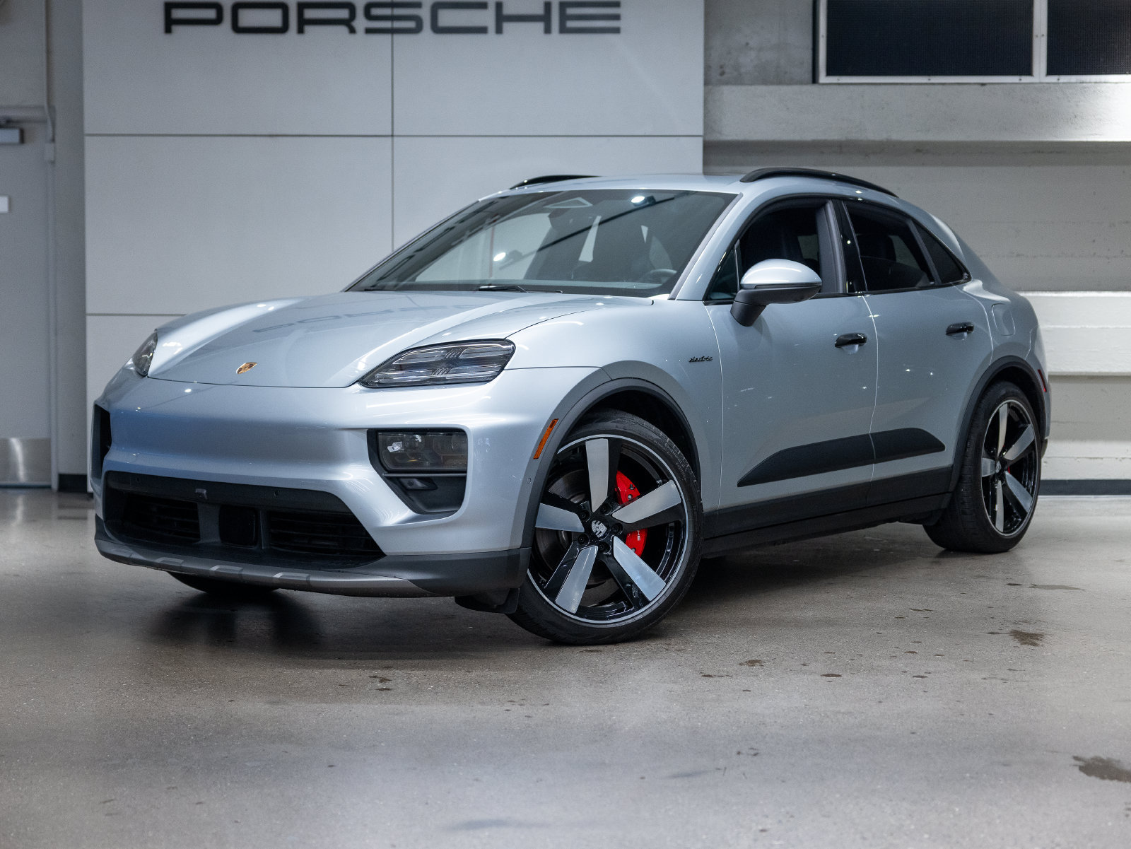 Certified 2025 Porsche Macan 4S Electric AWD/4WD image 1