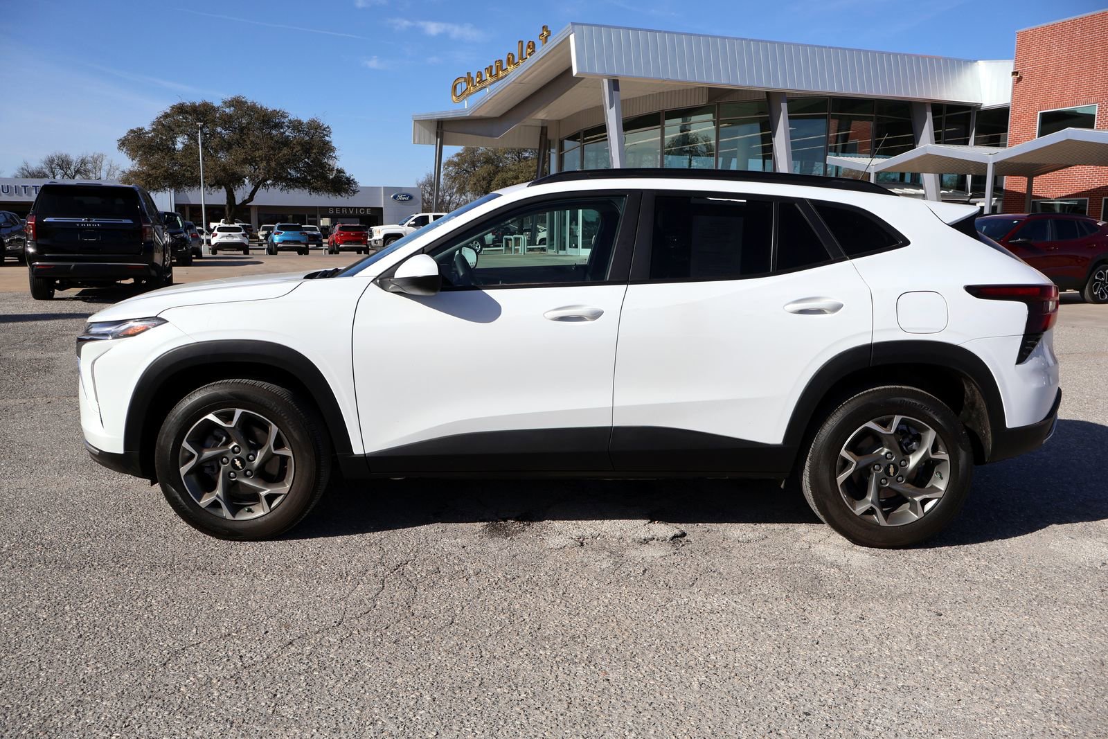 Used 2025 Chevrolet Trax LT image 2