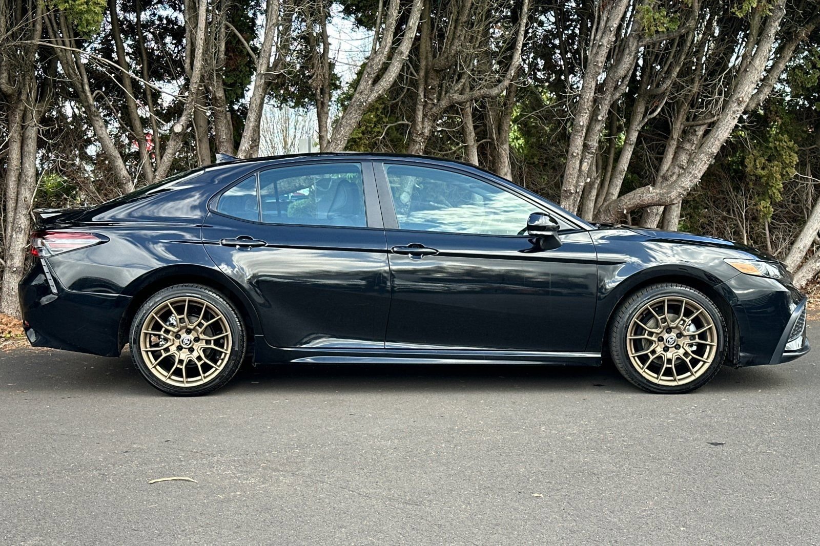 Used 2024 Toyota Camry SE AWD/4WD image 3