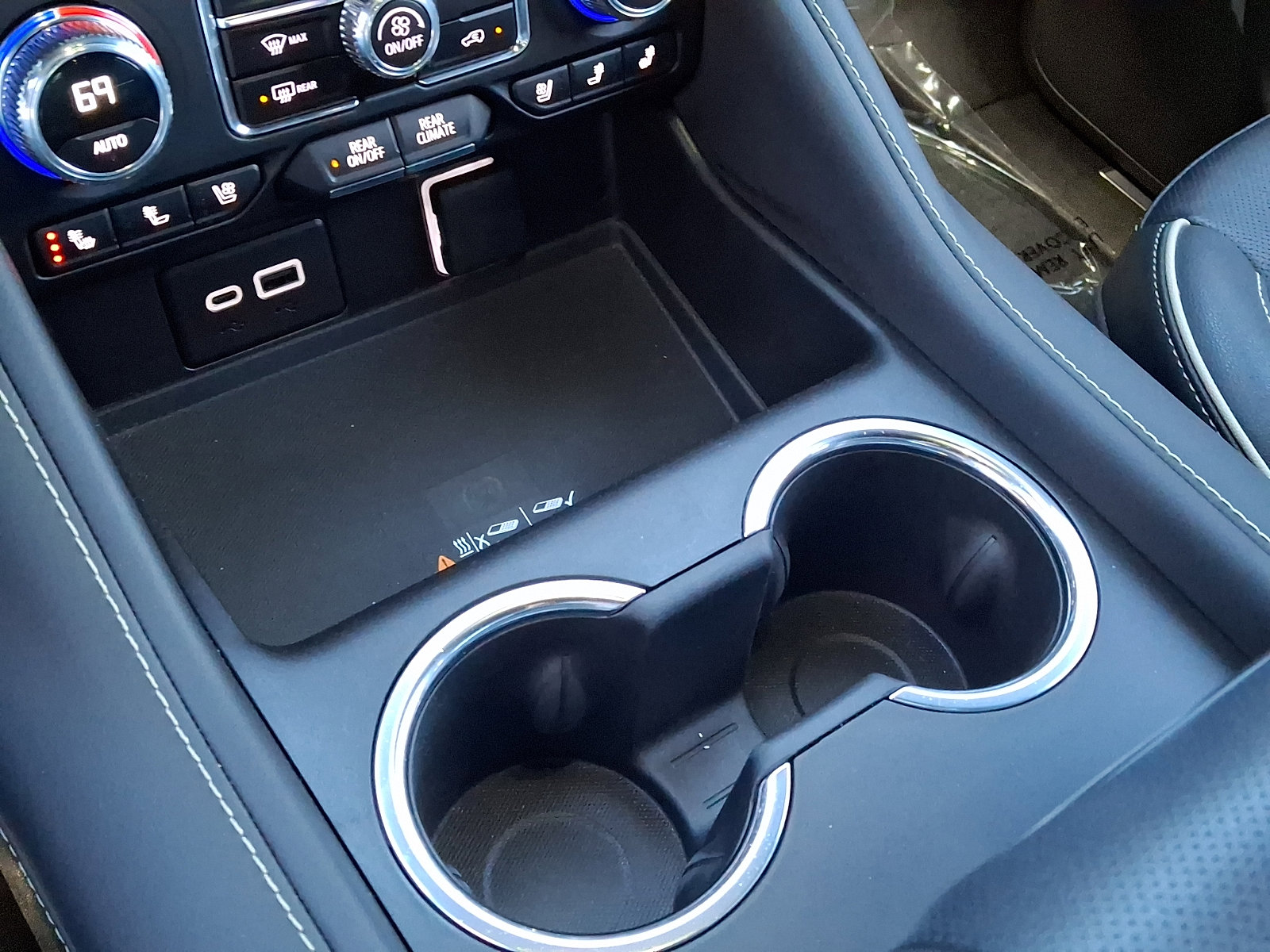 Certified 2023 GMC Yukon SLT w/ SLT Luxury Package image 26