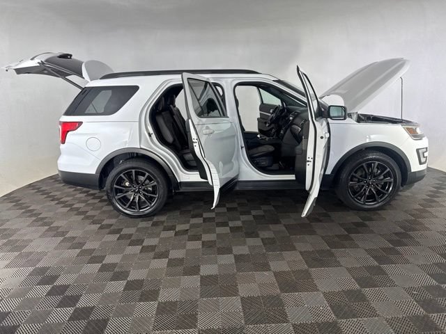 Used 2017 Ford Explorer XLT w/ Equipment Group 202A AWD/4WD image 13
