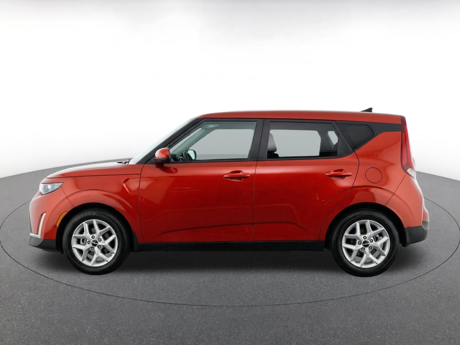 Used 2025 Kia Soul LX w/ LX Technology Package FWD image 4