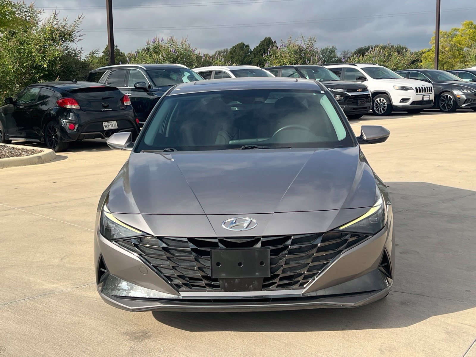Used 2022 Hyundai Elantra Limited FWD image 2