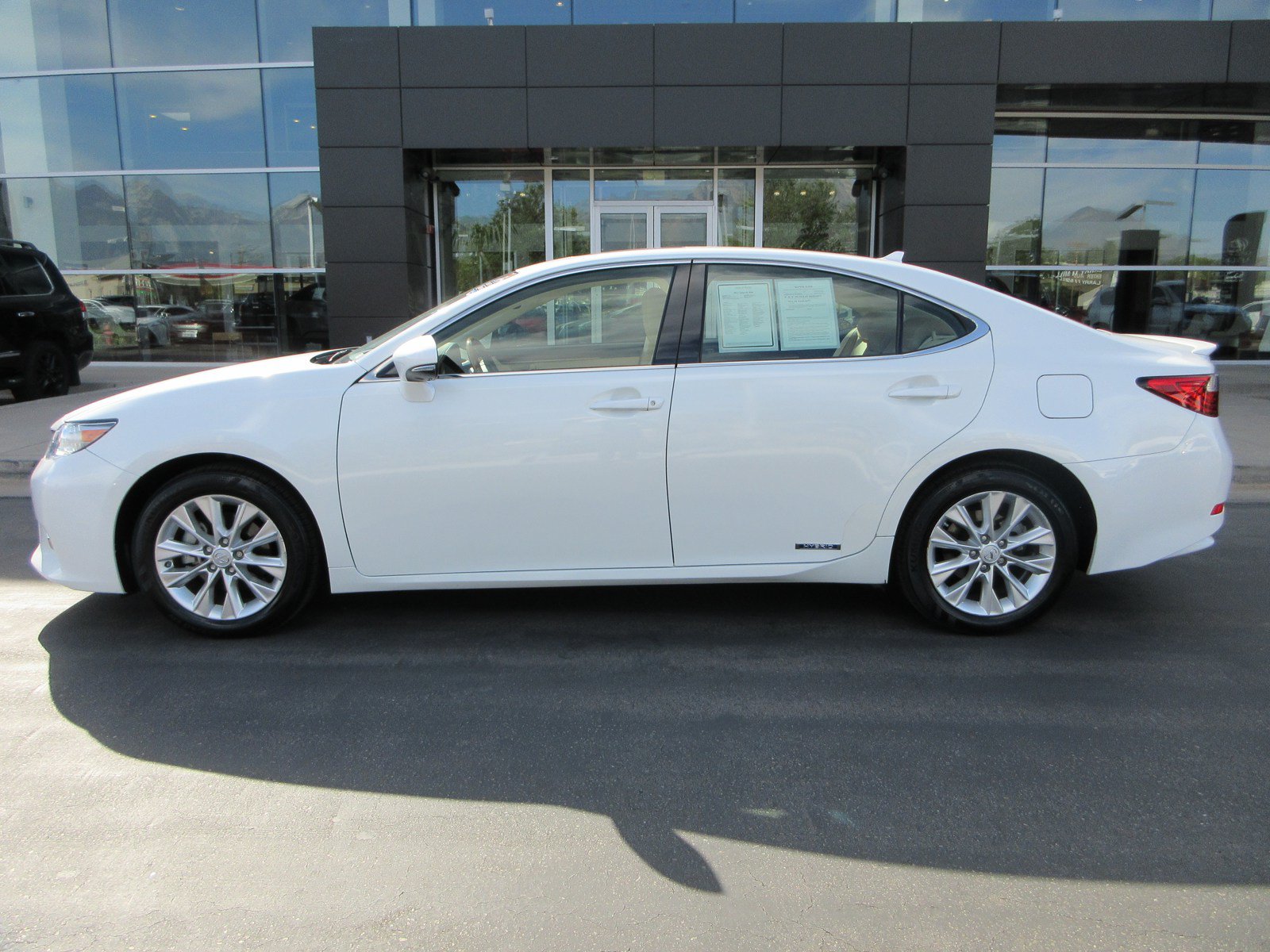 Used 2013 Lexus ES 300h w/ Luxury Pkg FWD image 3