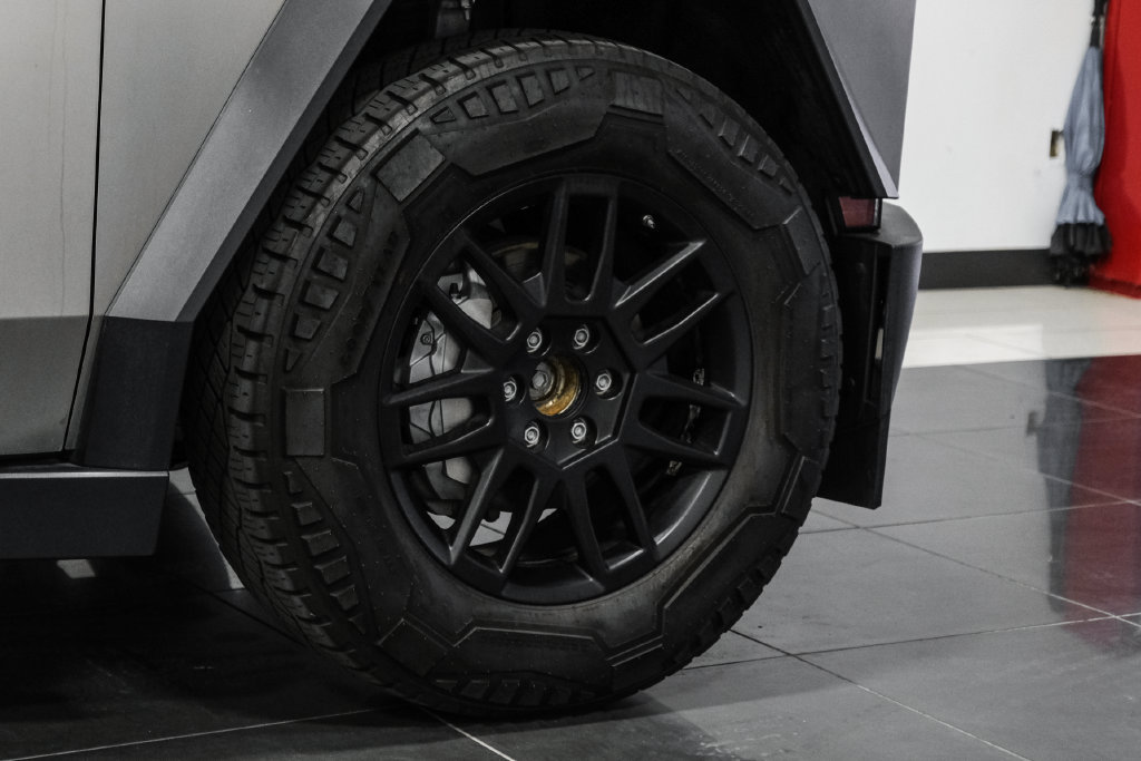 Used 2024 Tesla Cybertruck AWD Crew Cab image 53