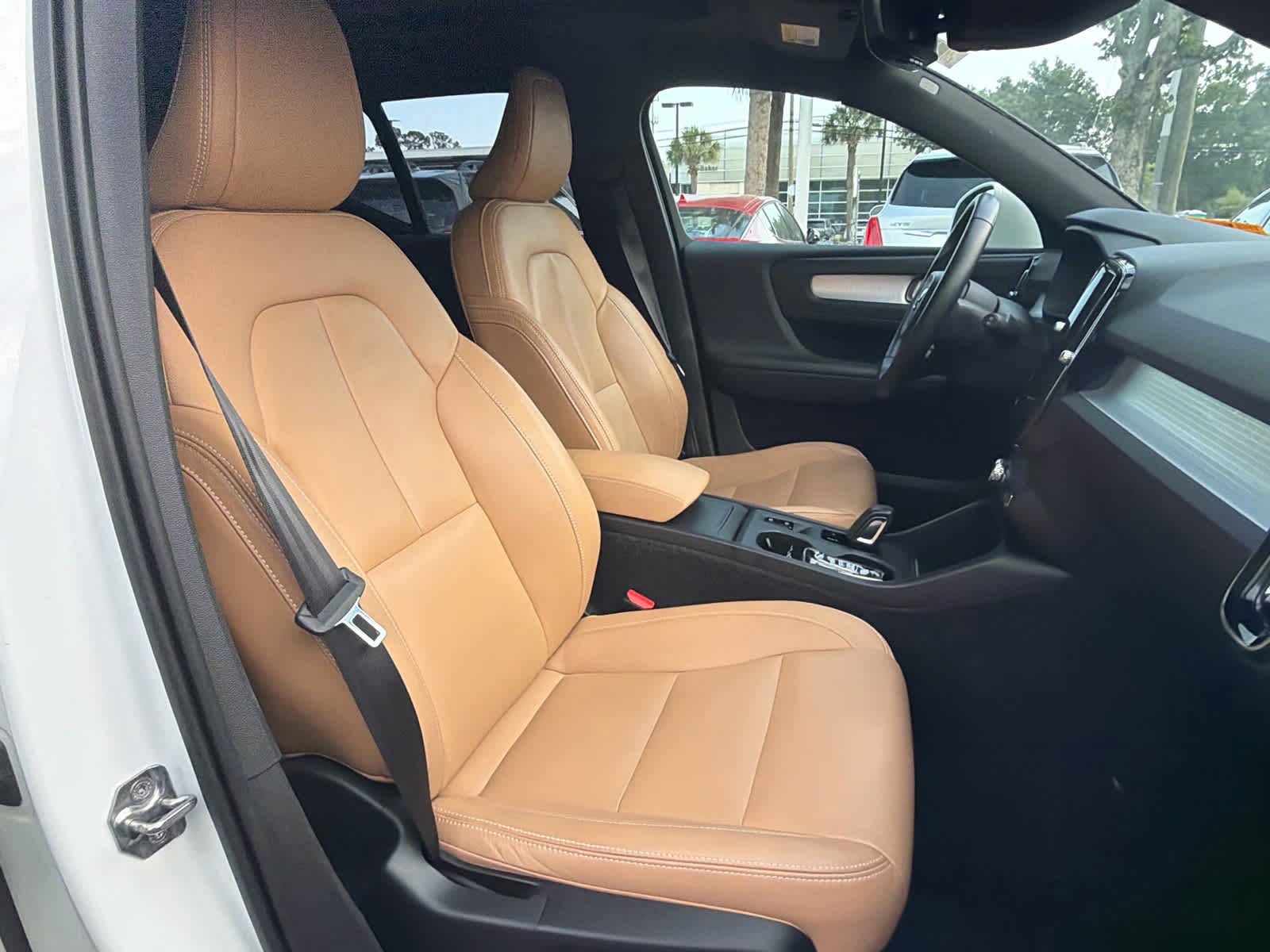 Used 2020 Volvo XC40 T5 Momentum w/ Protection Package Premier AWD/4WD image 18