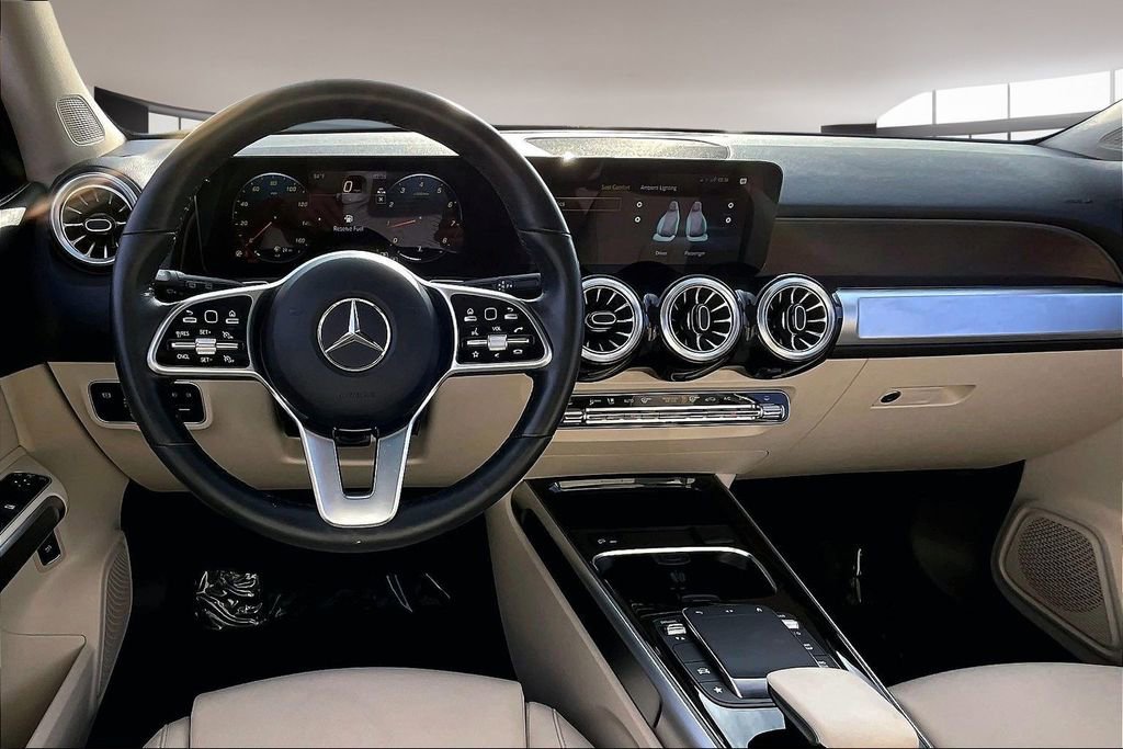 Used 2023 Mercedes-Benz GLB 250 w/ Premium Package image 8