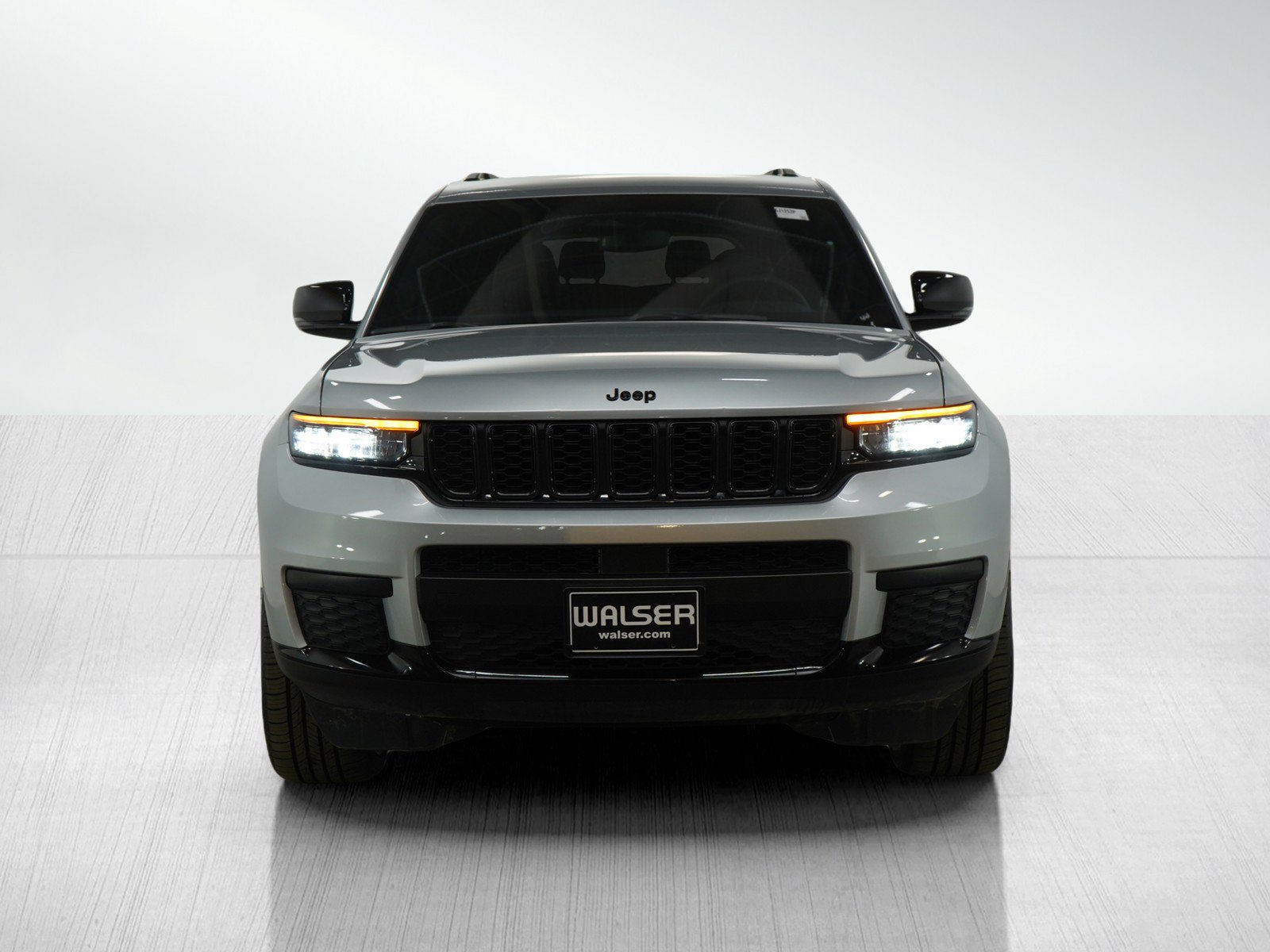 Used 2023 Jeep Grand Cherokee L Laredo image 9