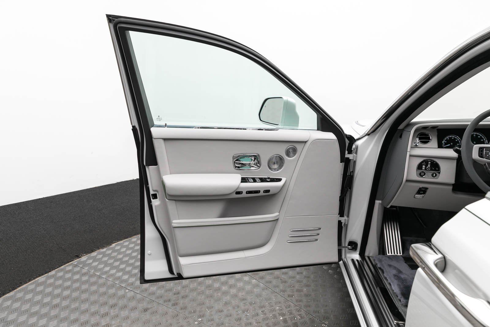 Used 2024 Rolls-Royce Phantom Extended Wheelbase w/ Leather Finishing Pack image 8