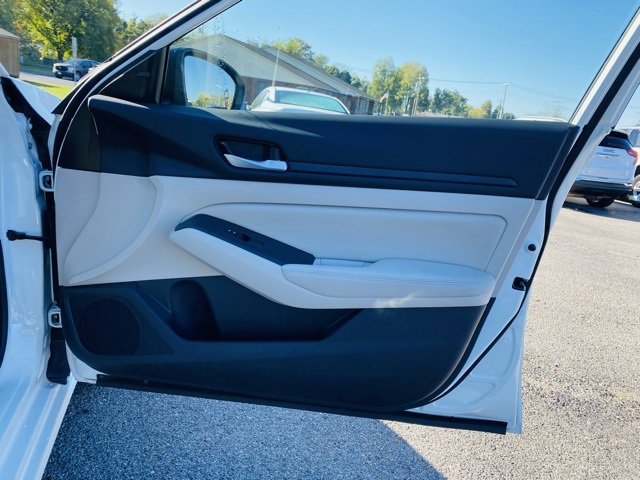 Used 2025 Nissan Altima 2.5 SV image 16