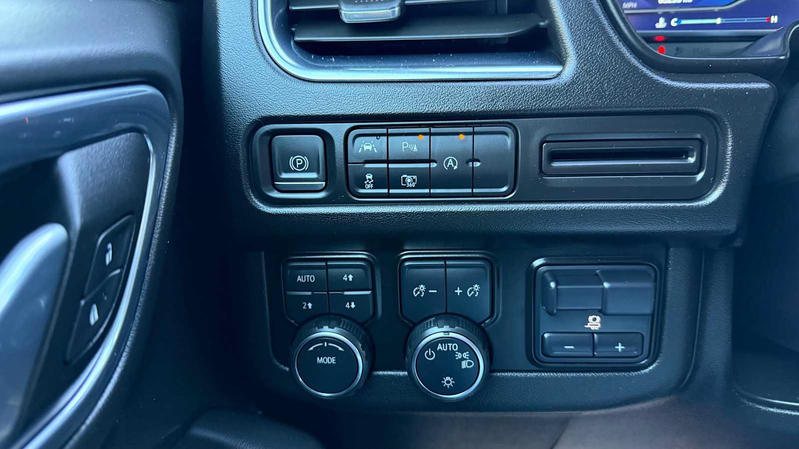 Used 2024 Chevrolet Suburban RST w/ Luxury Package AWD/4WD image 15