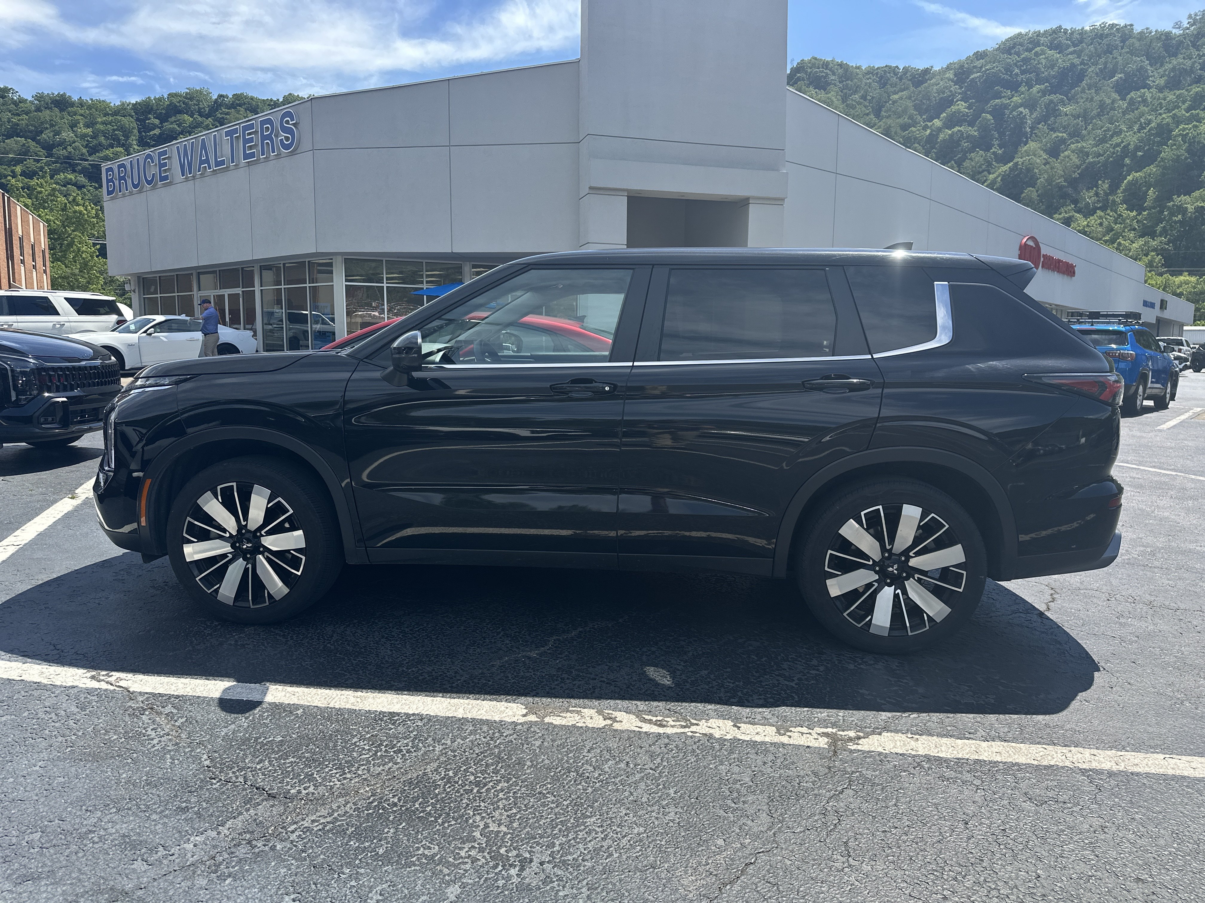 Used 2025 Mitsubishi Outlander SE AWD/4WD image 8