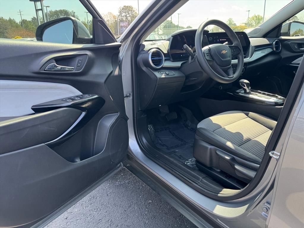Used 2024 Chevrolet Trax LT w/ LPO, Blackout Package FWD image 13