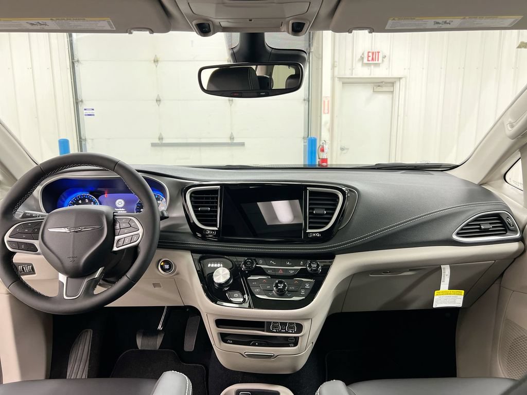 Used 2023 Chrysler Pacifica Touring-L w/ Uconnect Theater Family Group AWD/4WD image 10