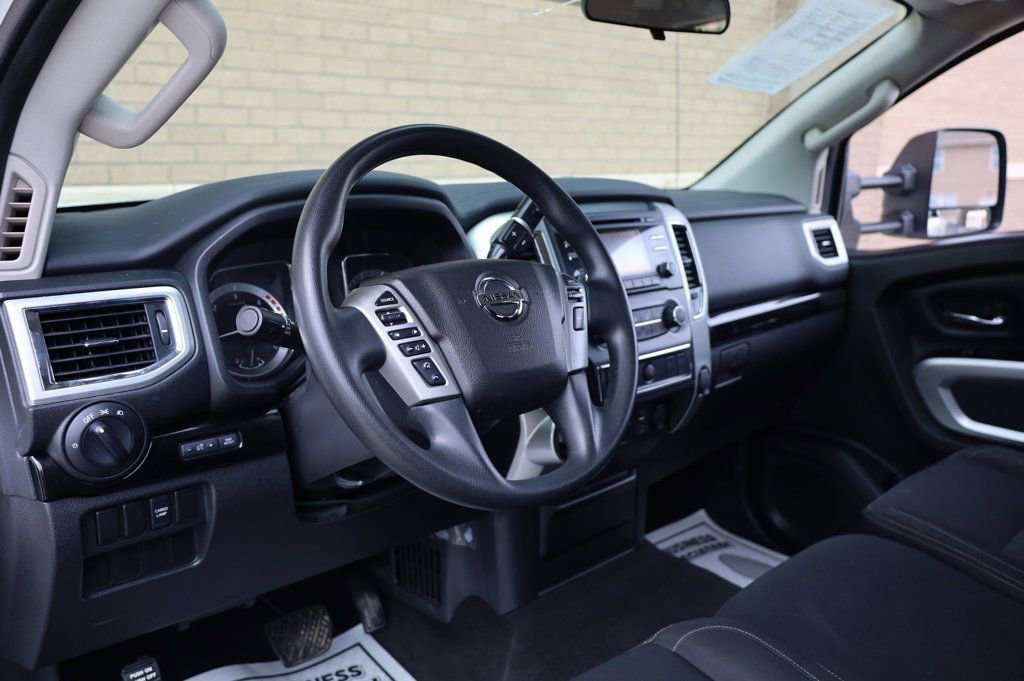 Used 2018 Nissan Titan SV image 14