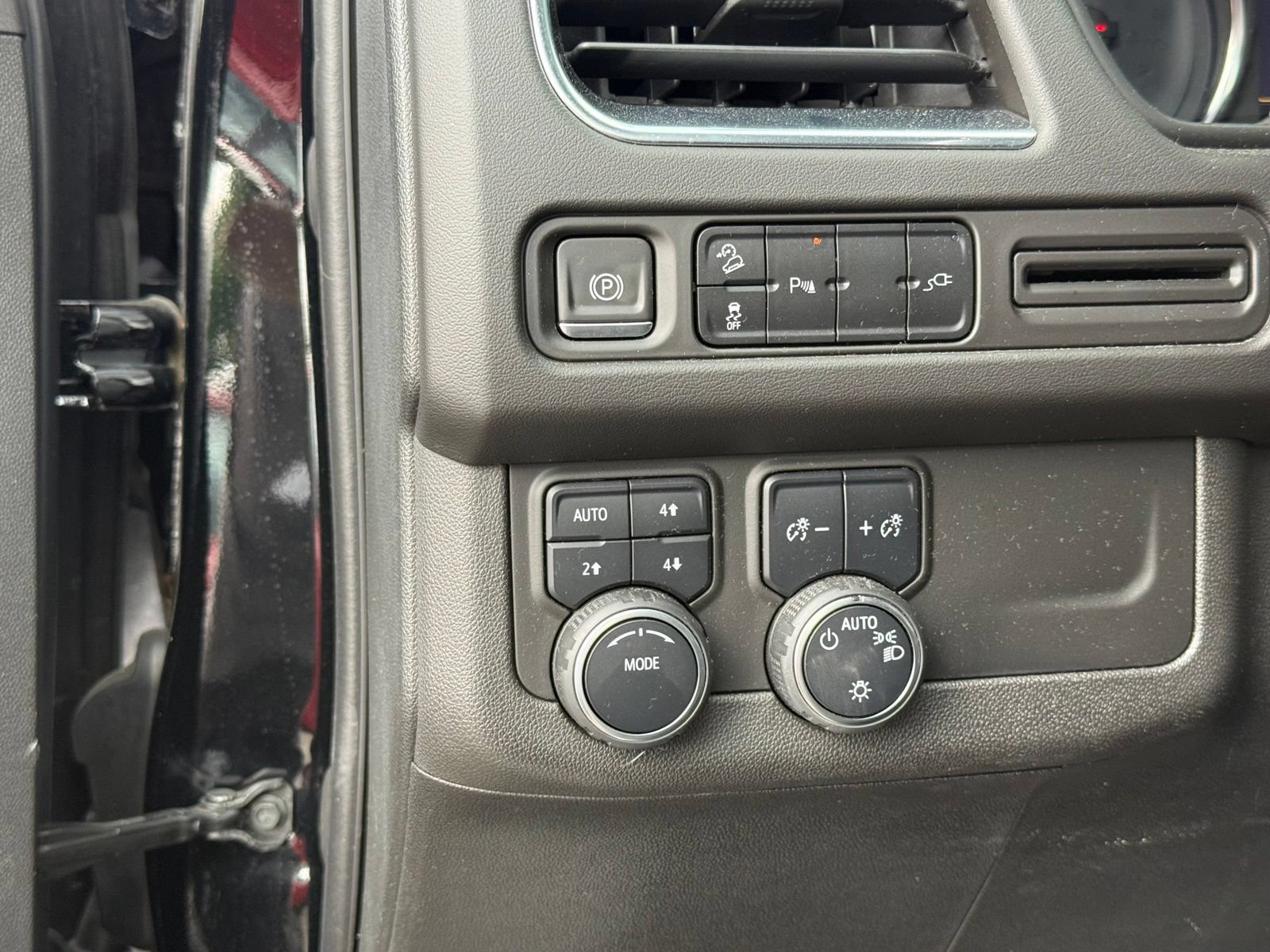 Used 2021 Chevrolet Suburban Z71 w/ Rear Media and Nav Package AWD/4WD image 27