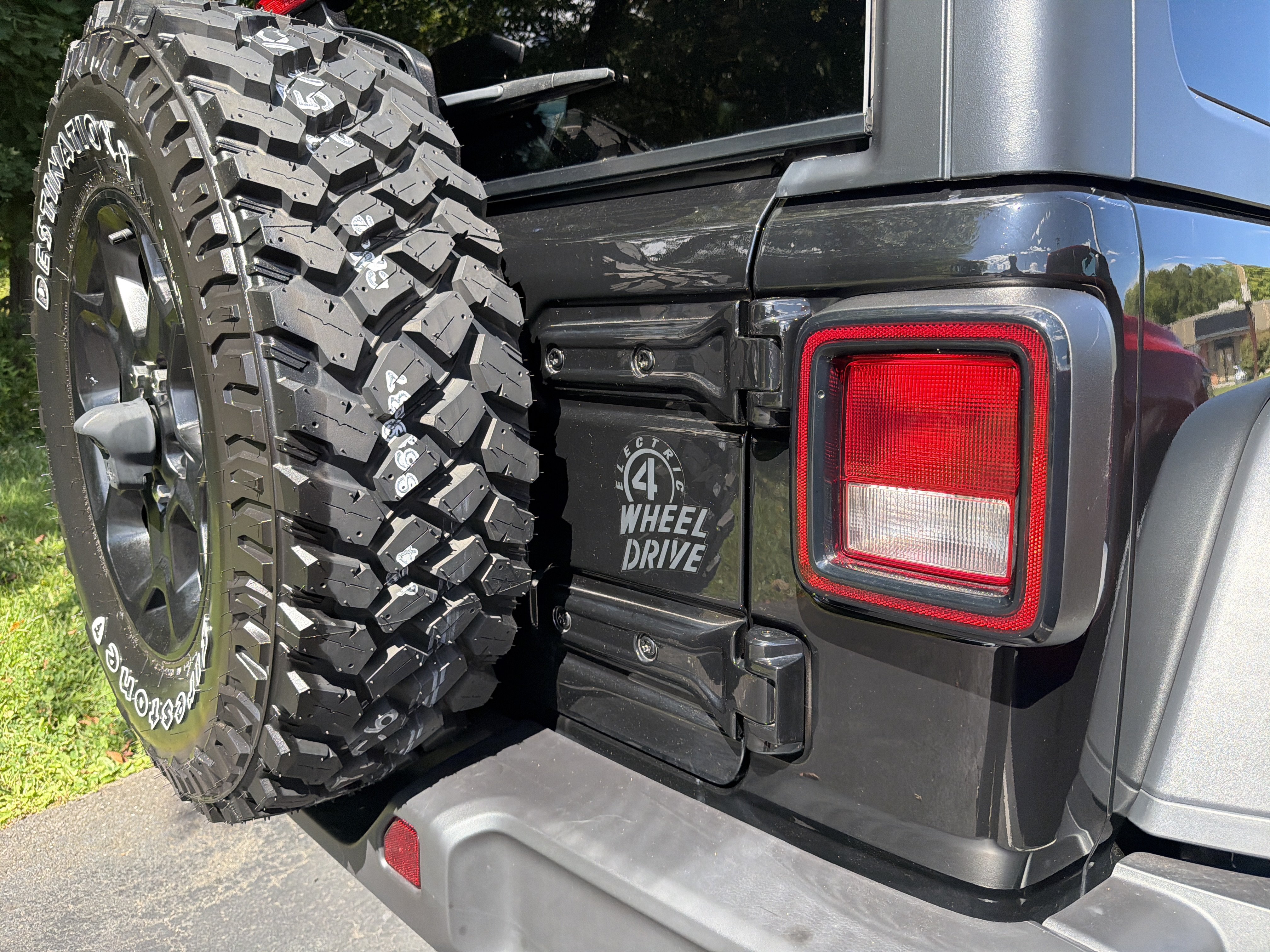 Used 2023 Jeep Wrangler Unlimited w/ Cold Weather Group AWD/4WD image 8