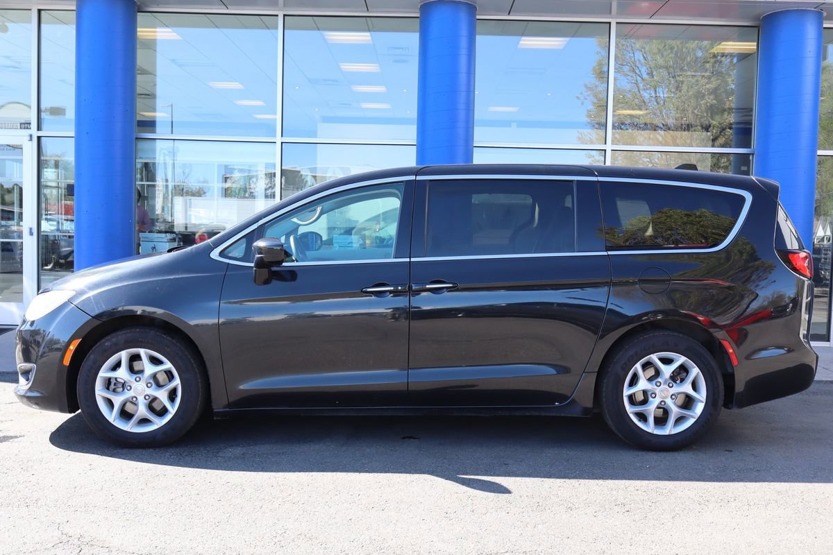 Used 2018 Chrysler Pacifica Touring Plus w/ Tire & Wheel Group FWD image 2
