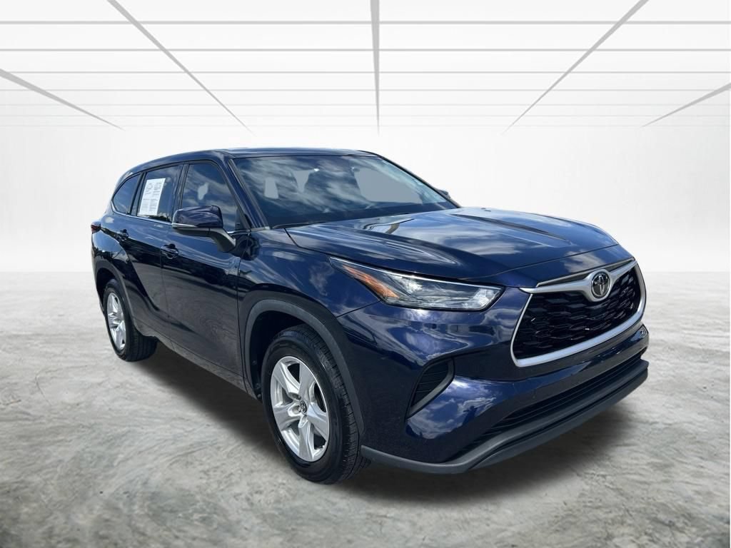 Used 2022 Toyota Highlander L FWD image 2