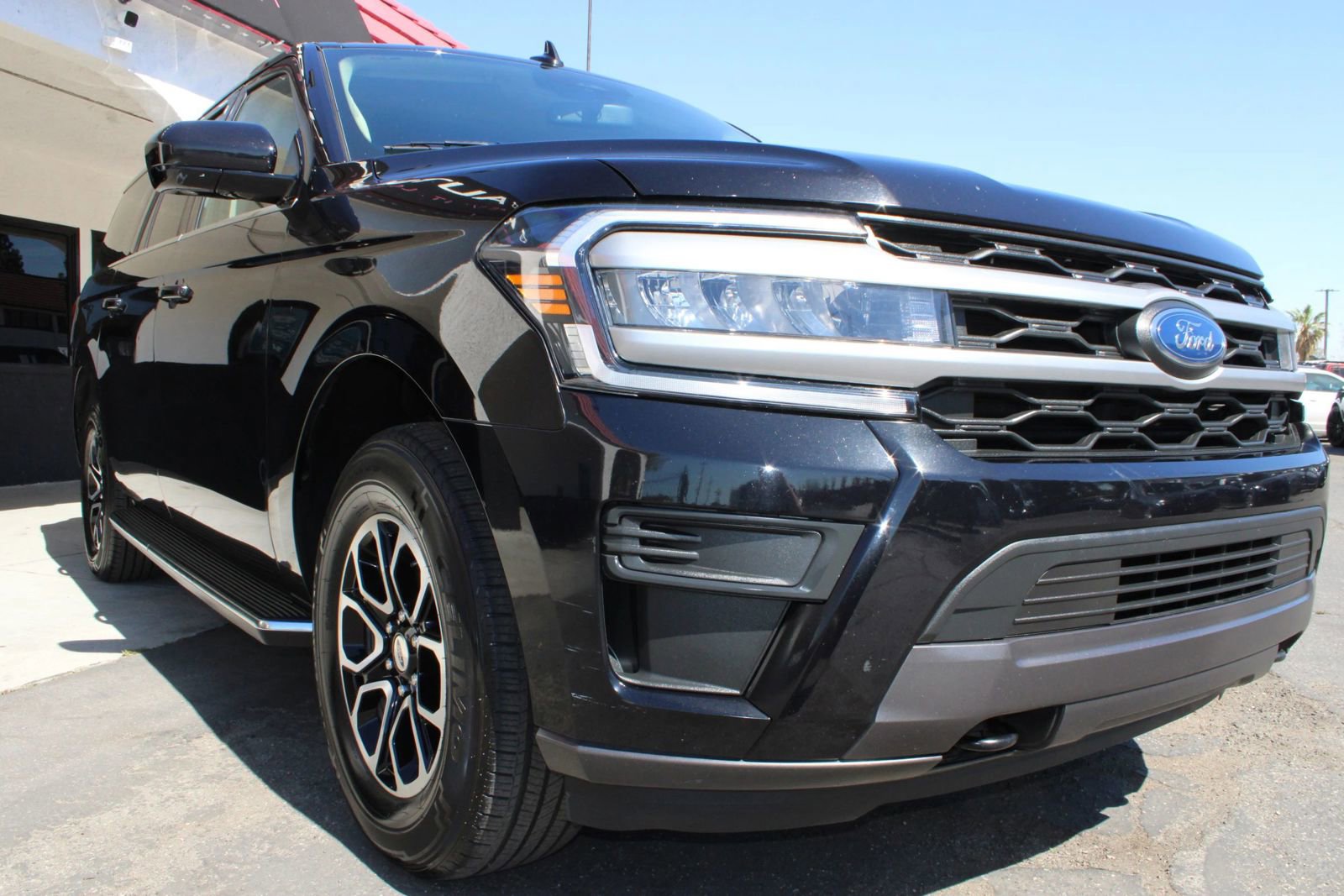 Used 2023 Ford Expedition Max XLT image 5