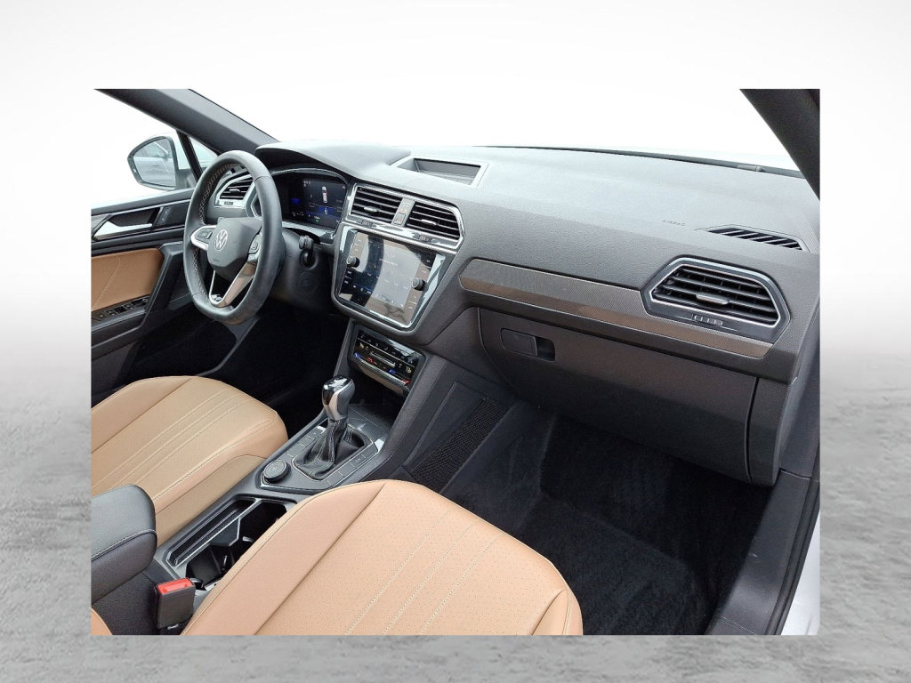 Used 2022 Volkswagen Tiguan SE w/ Panoramic Sunroof Package image 11