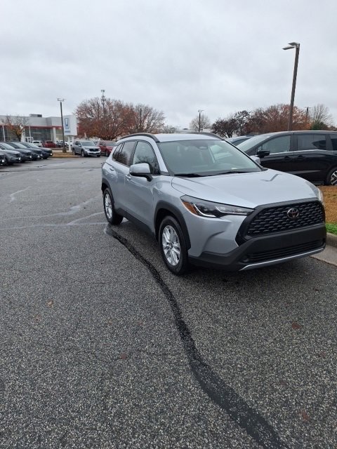 Used 2024 Toyota Corolla Cross LE image 3