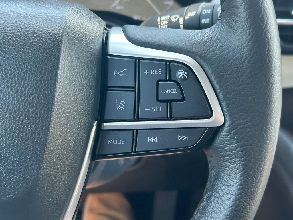 Used 2023 Toyota Sienna XLE FWD image 40