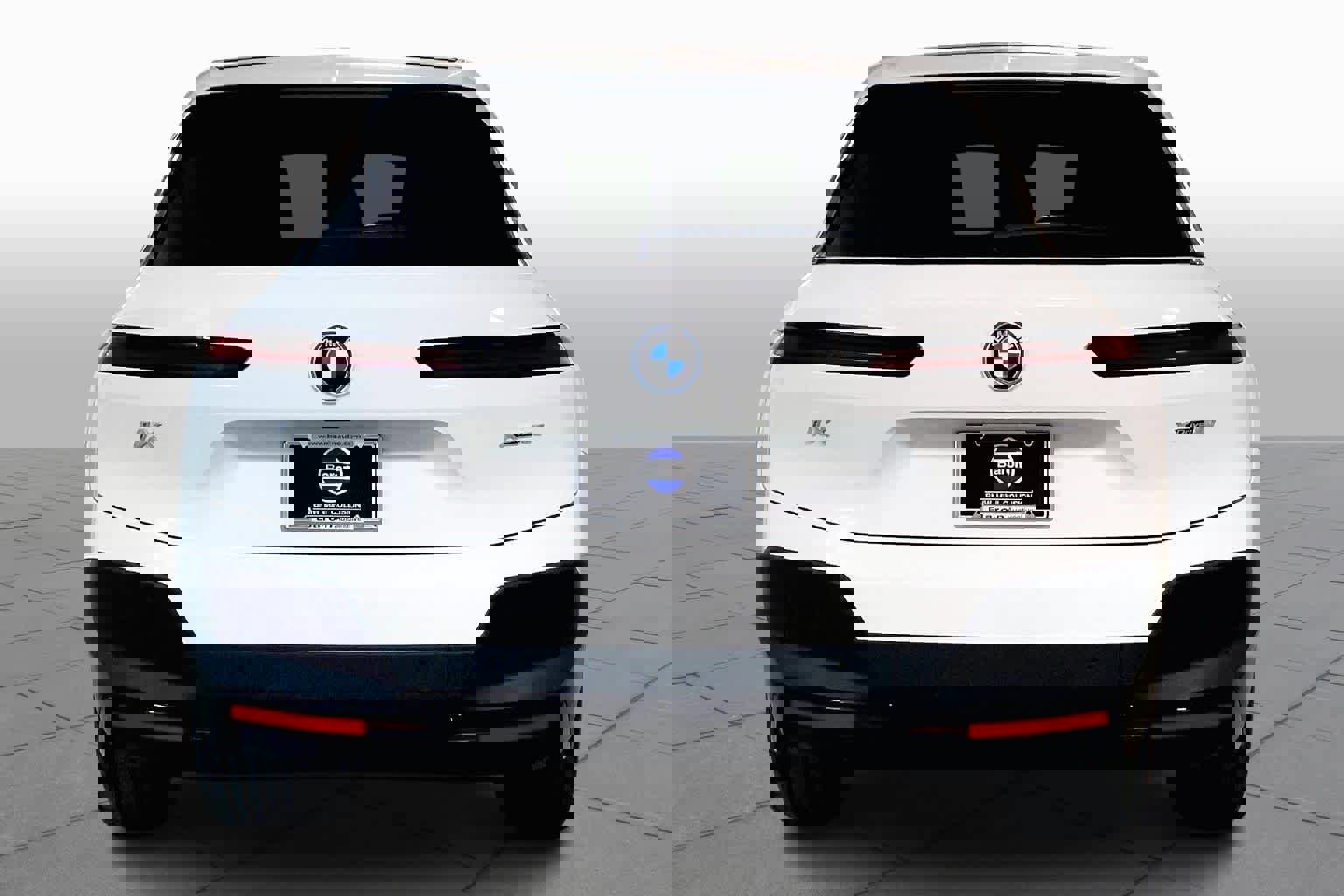 Used 2024 BMW iX xDrive50 w/ Convenience Package image 5