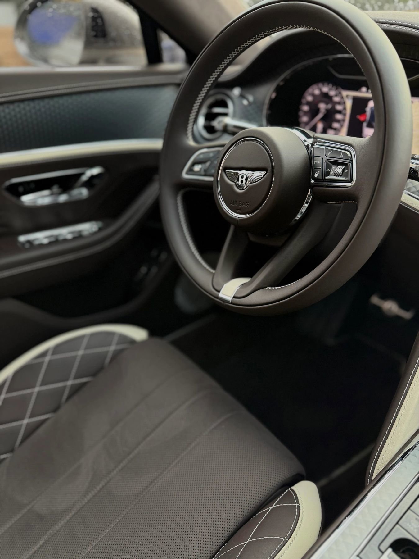 Used 2024 Bentley Flying Spur W12 image 8
