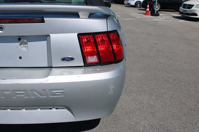 Used 2004 Ford Mustang Convertible RWD image 30