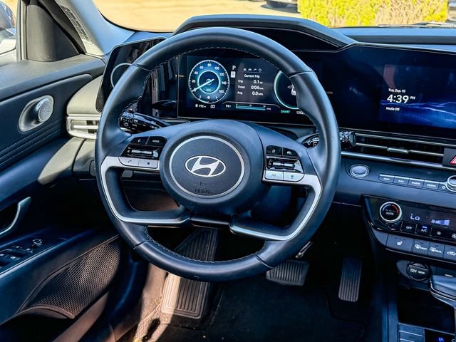 Used 2025 Hyundai Elantra SEL FWD image 17