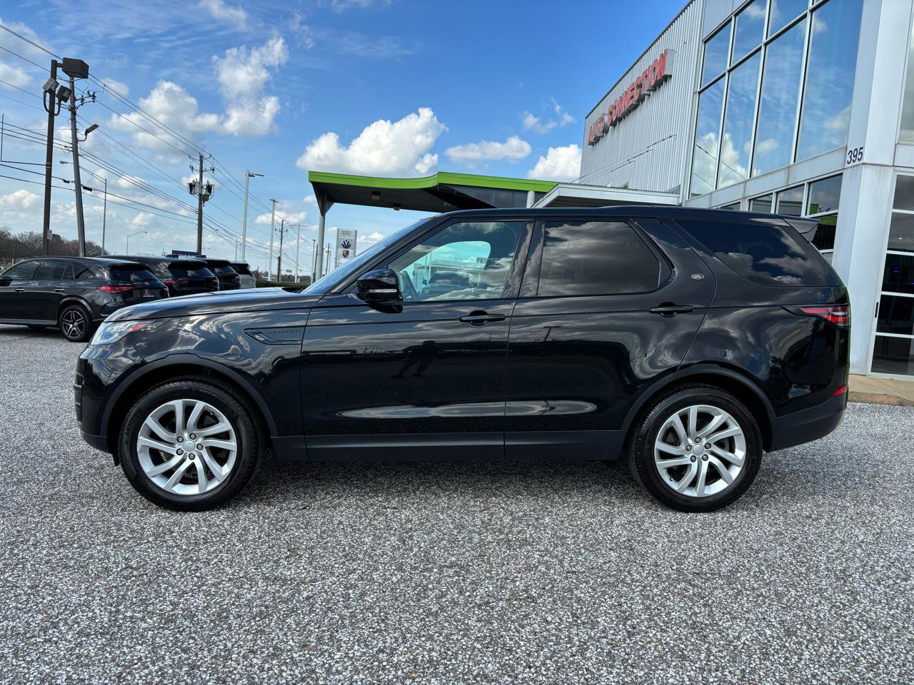 Used 2017 Land Rover Discovery HSE image 3